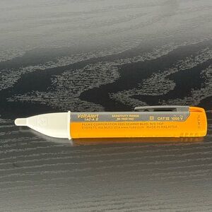 Fluke VoltAlert Voltage Tester